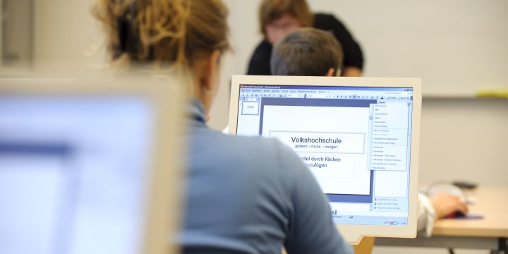 Alte Tastatur, auf der getippt wird