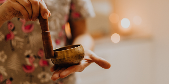 Klangschale mit warmen Tönen