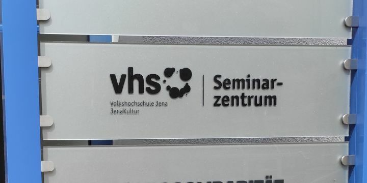 Schild auf dem Seminarzentrum steht