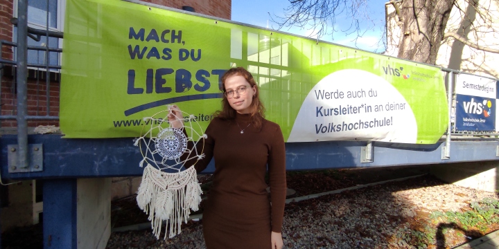 Hannah Wulschner hält ein Makramee