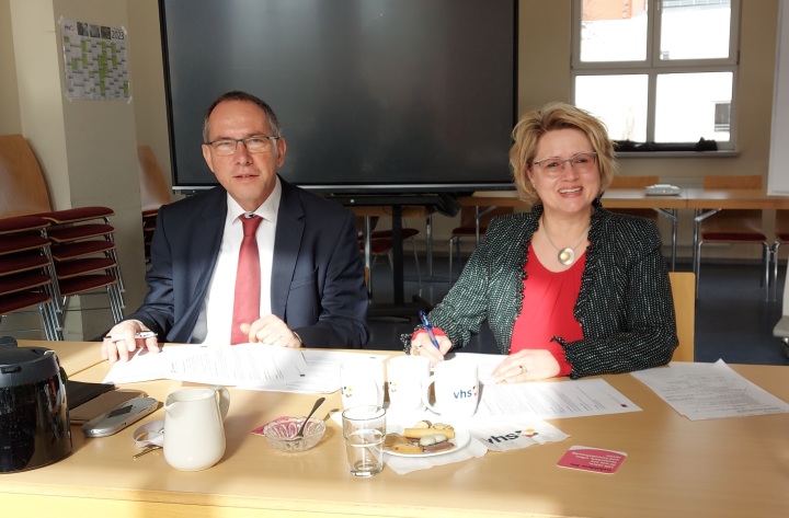 Stefan Scholz, Vorsitzender der Geschäftsführung der Agentur für Arbeit Thüringen Ost und Dr. Angela Anding, Leiterin der vhs Jena unterzeichnen den Kooperationsvertrag
