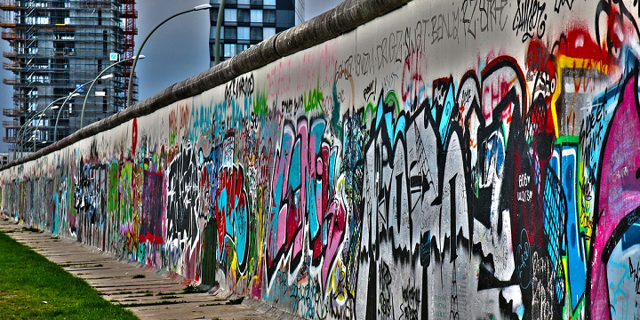 Mauer zwischen DDR und BRD bunt mit Graffiti besprüht  ©©moerschy: Berliner mauer, Berlin, Mauer, lizensiert unter: https://pixabay.com/de/photos/berliner-mauer-berlin-mauer-denkmal-565510/