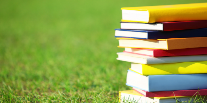 Grüne Wiese mit vielen Büchern