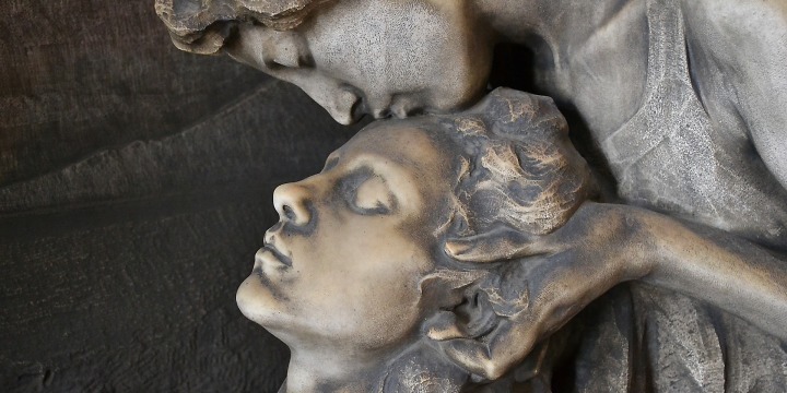 sich küssende Skulpturen aus Stein