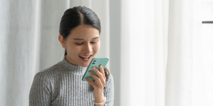 Eine Familie blickt staunend auf das Innenleben einer KI