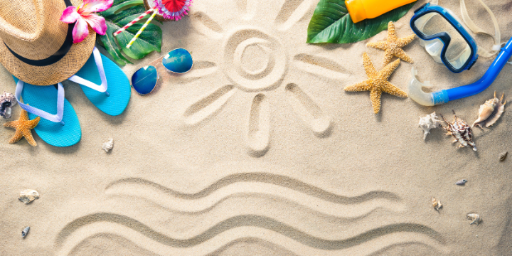Sand mit Taucherbrille, Sonnenhut, FliFlops und Muscheln