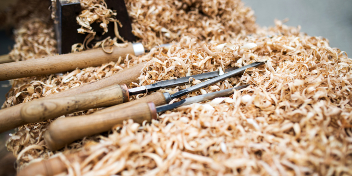 Holzwerkzeuge auf Spähnen liegend