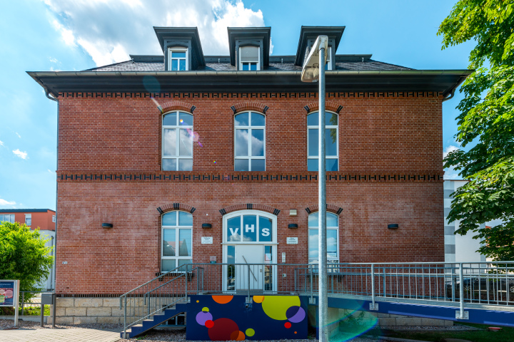 rotes Backsteingebäude der Volkshochschule Jena