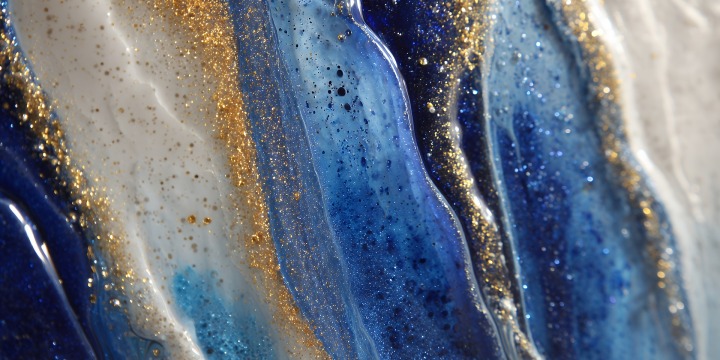 Ein Bild aus Epoxidharz in Blau und Gold