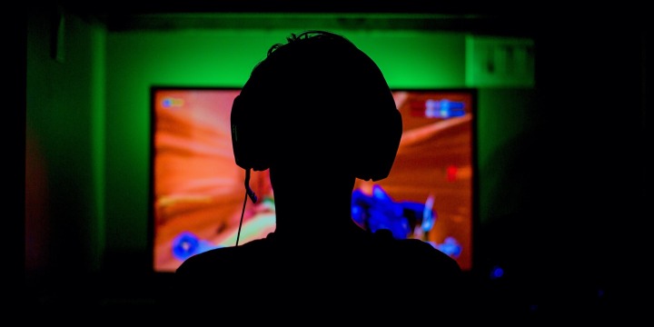 Jugendlicher beim Computerspiele spielen