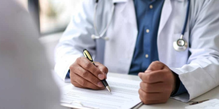 Arzt hält Vertrag in der Hand für Vorsroge