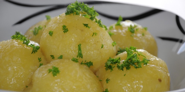 Ein Teller mit Kartoffel Klößen.