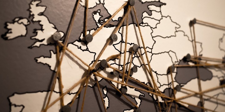 Länder mit Nägeln und Faden verbunden auf Europakarte  ©pixabay