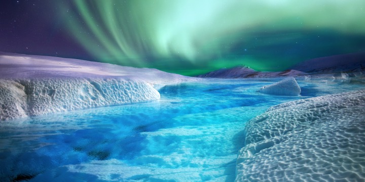 Zu sehen sind Nordlichter mit einer Eisfläche
