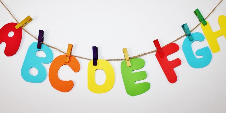 Alphabet an Girlande in Bunt