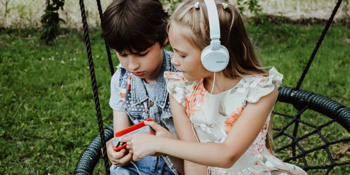 Zwei Kinder mit Kopfhörern