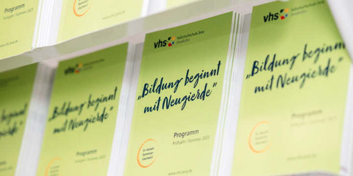 Cover des Programmhefts der Volkshochschule Jena im Frühjahr 2023  ©JenaKultur, C. Worsch