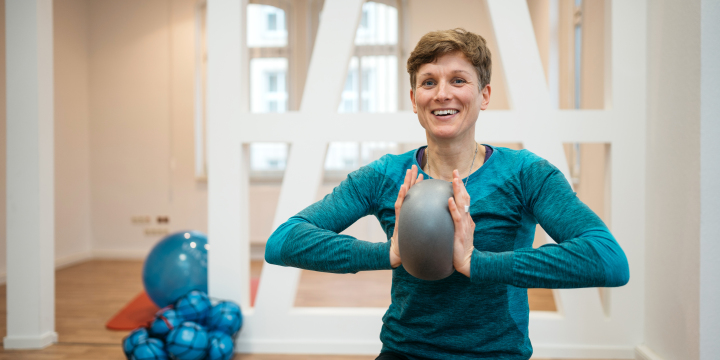 Teilnehmende mit Gymnastikball