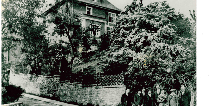 ein altes schwarz-weiß Bild von einem Haus im Berg, umgeben von Bäumen