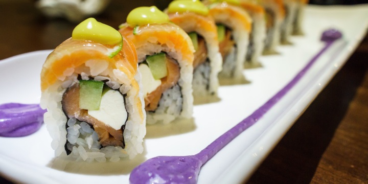 auf einem langen Teller angerichtete Sushi-Rollen