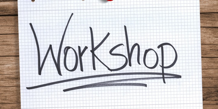Kariertes papier mit einem Schriftzug "workshop"