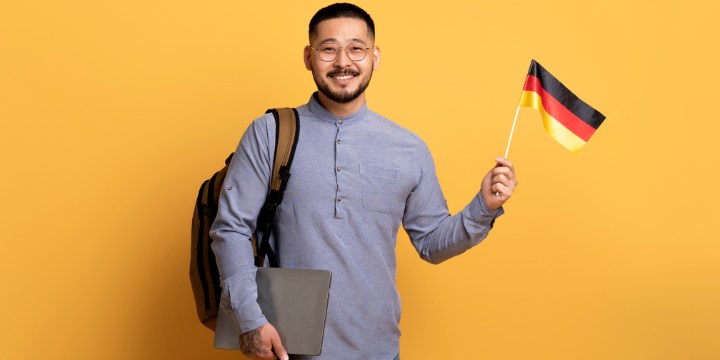 Ein Mann mit einer kleinen Deutschfahne in der Hand