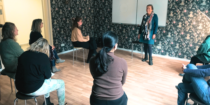 Die Teilnehmer sitzen im Kreis und hören der Dozentin Frau Turre zu.  ©Eva Munkelt