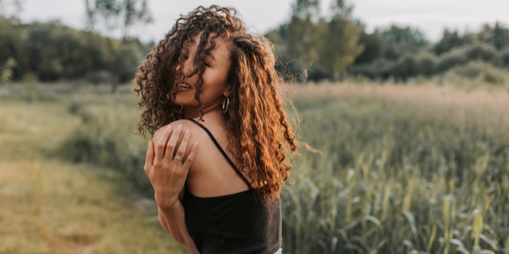 Schwarze Brille mit einer Sprechblase - authentic geschrieben