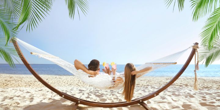 Strand und eine Hängematte mit einem Pärchen