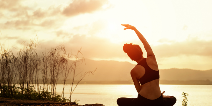 Sonnenuntergang am Strand mit einer Yogahaltung