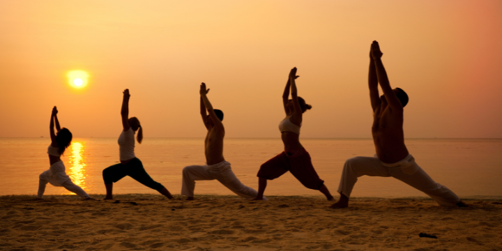 Sonnenuntergang mit Menschen in Yogaposition